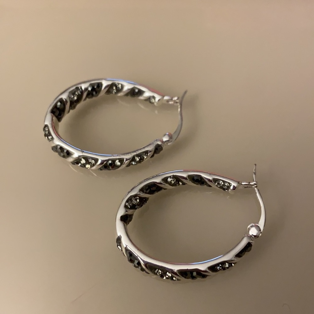 Confetti 😄fine silver plated Genuine crystal earrings
